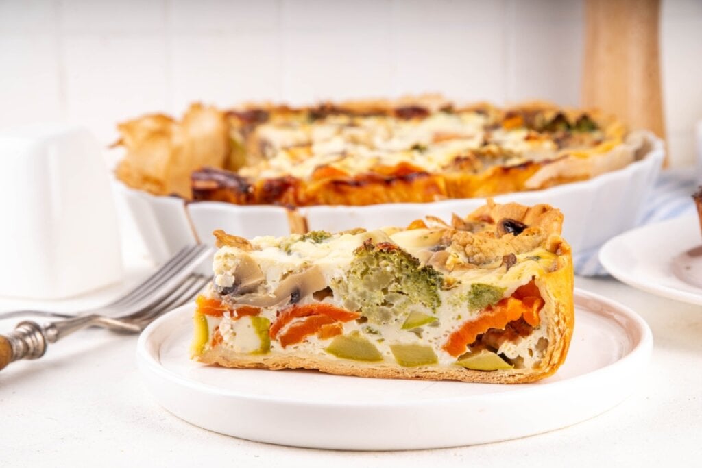 Torta com legumes e cogumelo (Imagem: Rimma Bondarenko | Shutterstock)