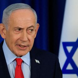 Trump diz estar negociando reabertura do estreito de Ormuz, mas Irã nega contato. Perto de Dubai, um navio com 2 milhões de barris de petróleo foi atacado.