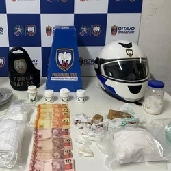 Polícia apreendeu drogas, ácido bórico e material para embalo em kitnet usada para preparo dos entorpecentes