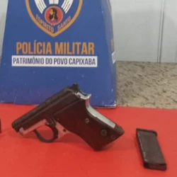 Suspeito de 57 anos teria ameaçado matar a vítima e foi flagrado com pistola de numeração raspada dentro de casa