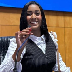 Suspeito, que tinha um filho com a vítima, deixou a criança de apenas 3 anos com a avó. No local, ele admitiu o crime e fugiu. Prima dele acionou a polícia após saber do ocorrido