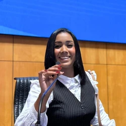 Thaís Ellen Barbosa de Oliveira, de 23 anos, avisou ao marido sobre o fim da relação horas antes do crime; suspeito, que está foragido, cumpre pena em regime semiaberto