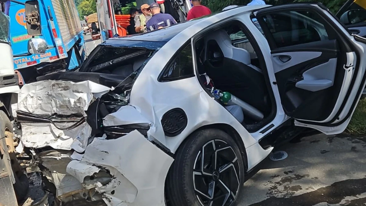 Carro é atingido por caminhão durante engarrafamento 