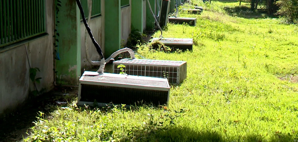 Nove máquinas de ar-condicionado e um carro oficial da instituição foram avariados; apesar dos danos, as aulas não precisaram ser suspensas nesta segunda-feira (6)