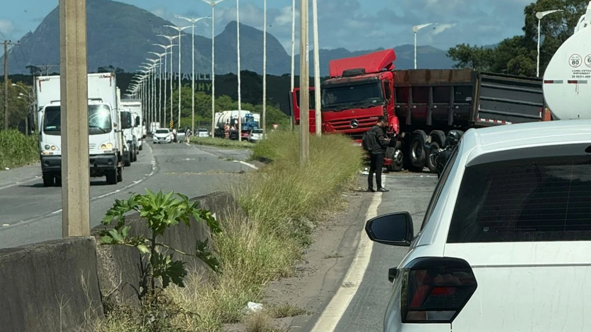 O veículo fez um “L” na pista na Rodovia do Contorno nesta segunda-feira (6)
