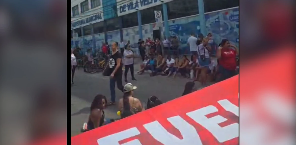 Funcionários de empresa que presta serviço de limpeza nas escolas da rede municipal só receberam o pagamento de março depois da manifestação