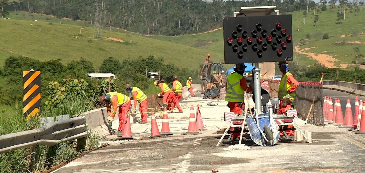 A previsão de conclusão das obras era fevereiro deste ano, mas a entrega foi adiada e o tráfego segue no sistema "pare e siga" entre Colatina e Baixo Guandu