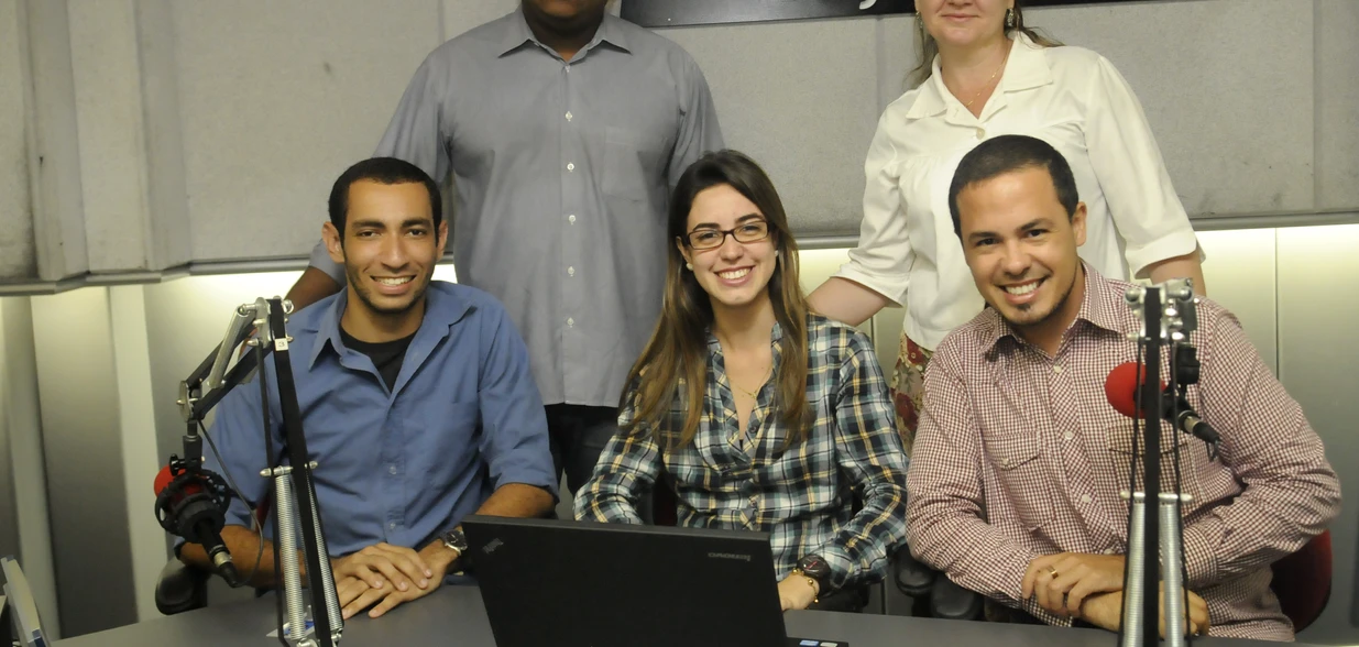 Da estreia do AM à presença multiplataforma, a emissora construiu uma trajetória marcada por credibilidade, inovação e conexão com os capixabas