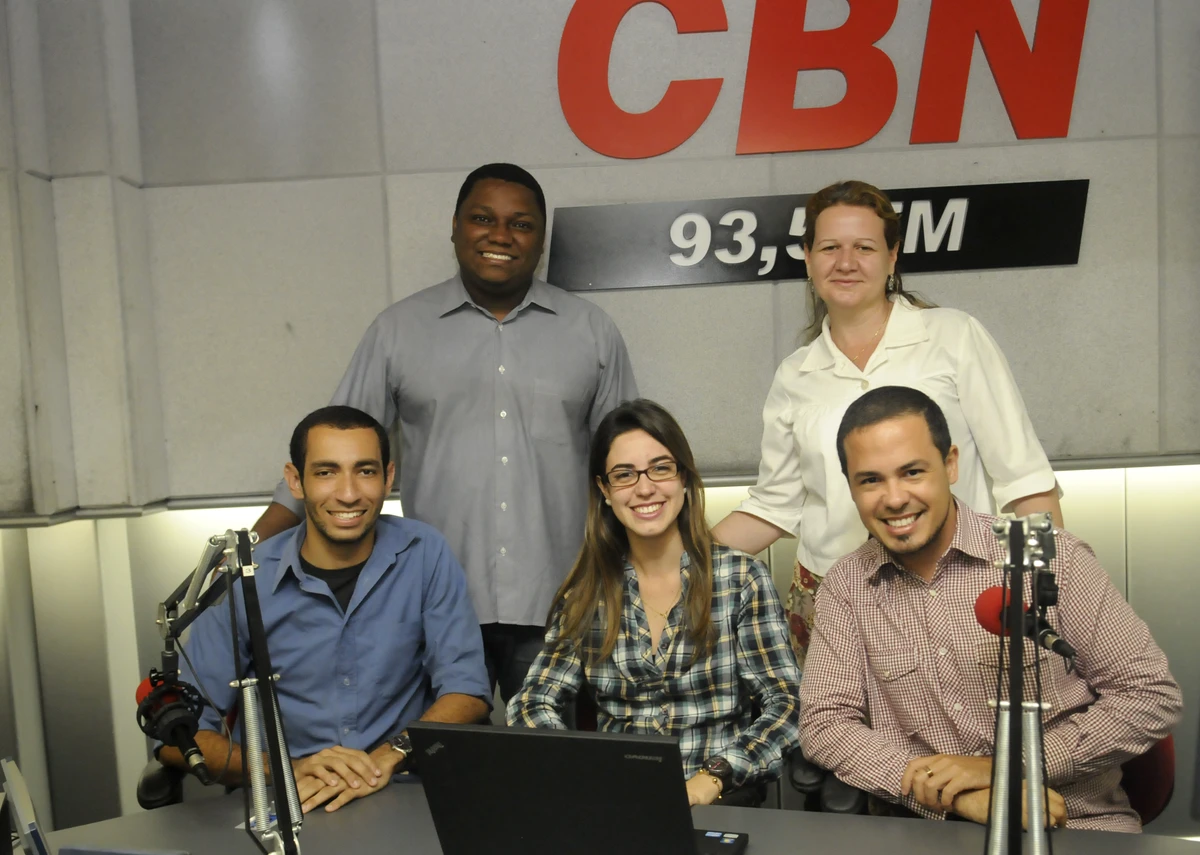 Vinícius Valfré, Geraldo Nascimento, Samanta Nogueira, Fernanda Queiroz e Eduardo Fachetti no estúdio da rádio em 2013 - Foto: Vitor Jubini.