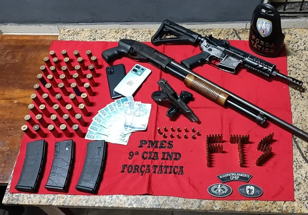  Um fuzil Colt M4 calibre 5.56 com carregador (acima), uma espingarda Combat calibre 12 e uma pistola calibre 380 apreendidos em Marataízes pela Polícia Militar