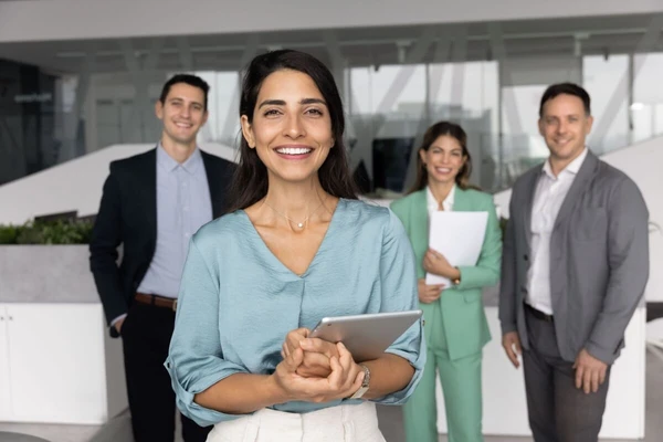 Mulheres em cargos de liderança ainda enfrentam interpretações diferentes sobre autoridade e emoção (Imagem: fizkes | Shutterstock)
