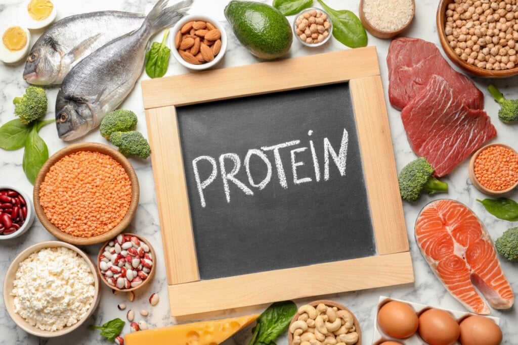 Proteínas e gorduras boas contribuem para uma resposta glicêmica mais equilibrada (Imagem: New Africa | Shutterstock)