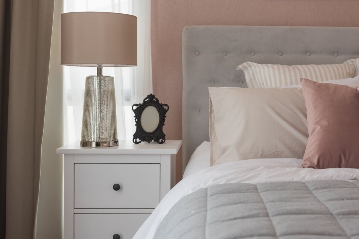 Utilizar cores claras no quarto ajuda a manter a harmonia entre o casal (Imagem: All About Space | Shutterstock)