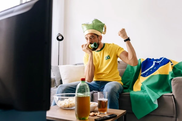 Atitudes simples ajudam a equilibrar a torcida e o bem-estar durante a Copa do Mundo (Imagem: Kleber Cordeiro | Shutterstock) 