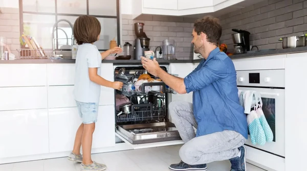 Todos podem e devem ajudar nas tarefas de casa