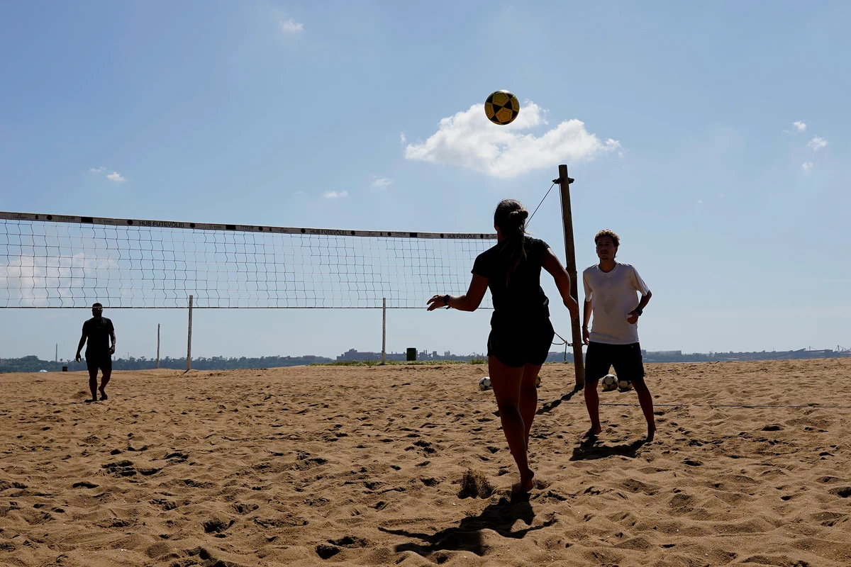 Futevôlei na Praia de Camburi