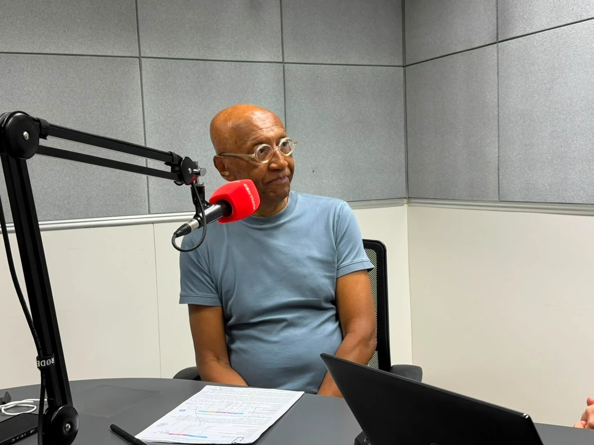 O ativista e professor Hélio Santos em entrevista à CBN Vitória