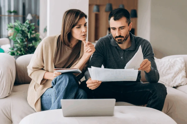 Organizar o patrimônio ajuda a estabelecer regras claras para a vida financeira do casal (Imagem: AYO Production | Shutterstock)