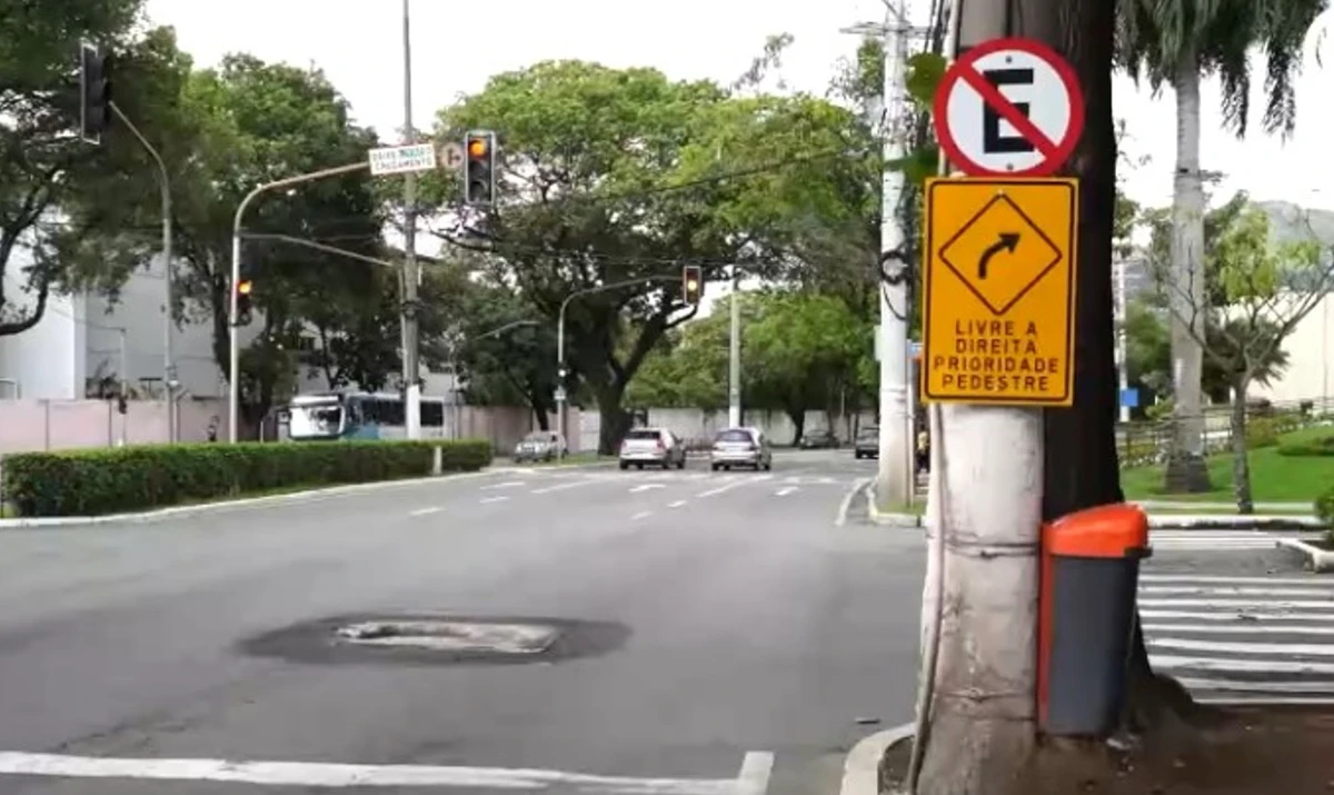 Placa que autoriza virar à direita com o sinal vermelho